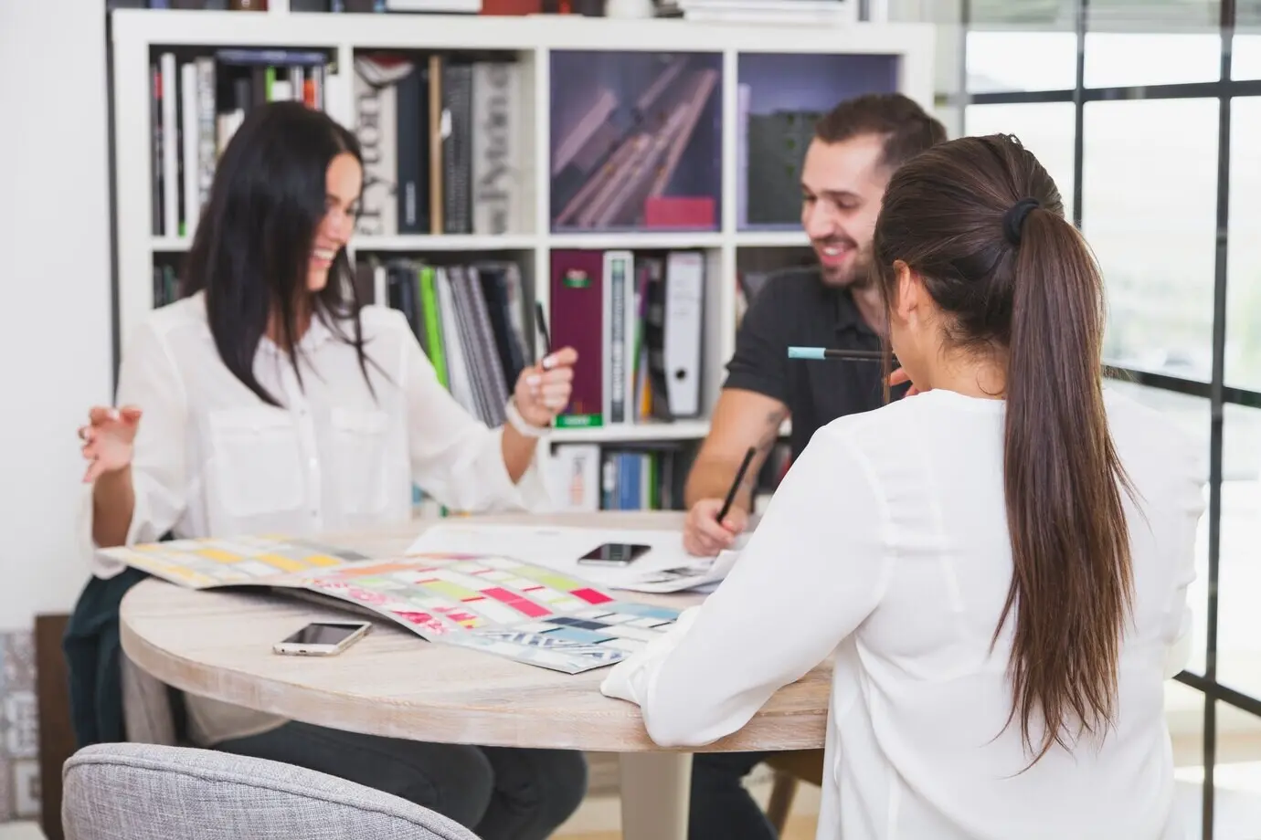 Весёлые дизайнеры в офисе коворкинга.