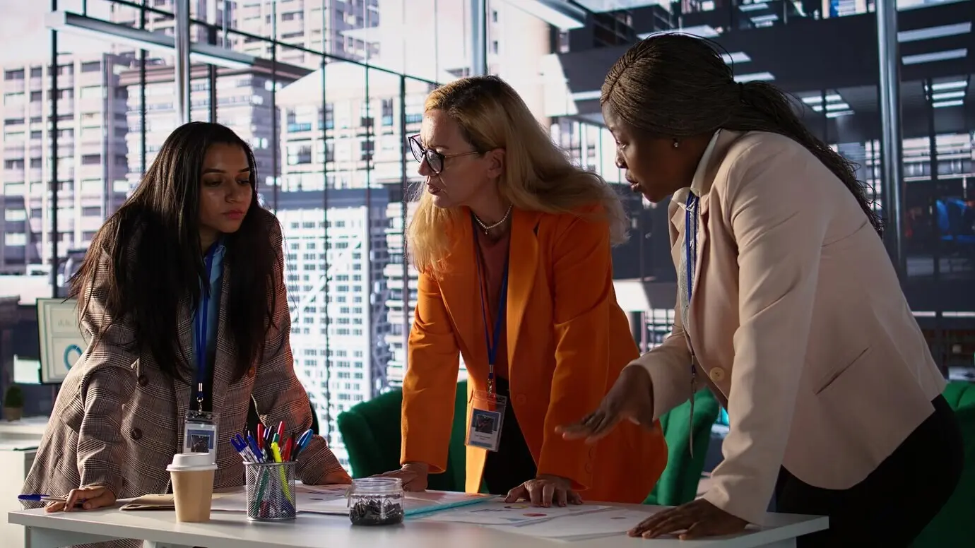 Генеральный директор совместно с командой изучает аналитику данных для успешного развития.