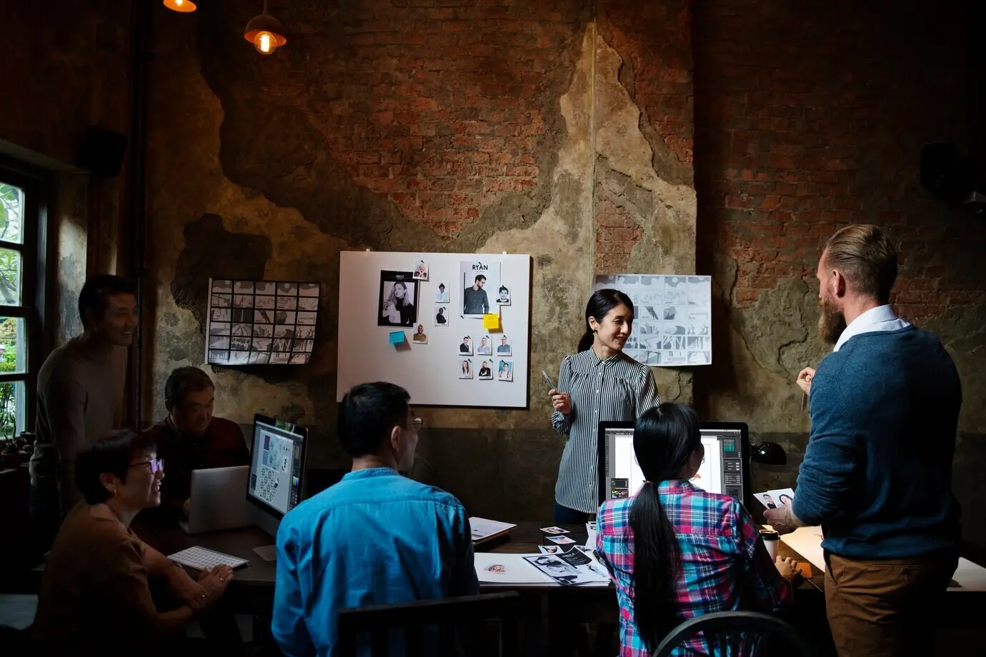 Группа творческих людей, совместно работающих и проводящих мозговой штурм.